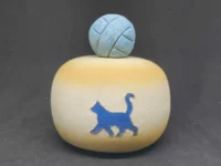 Urna cerámica con silueta de gato
