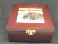 Urna de madera con marco de foto